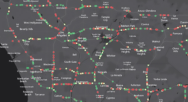 Mapa da área de Los Angeles com pontos vermelhos, verdes e amarelos delineando as rotas das rodovias