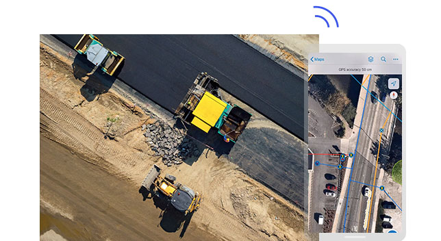 Visualização da aérea de veículos de construção e uma captura de tela de sua localização em um mapa