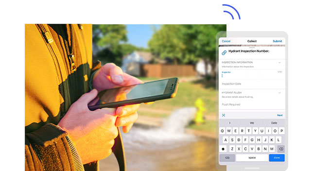 Uma pessoa segurando um telefone celular informando a localização de um hidrante que está derramando água no fundo