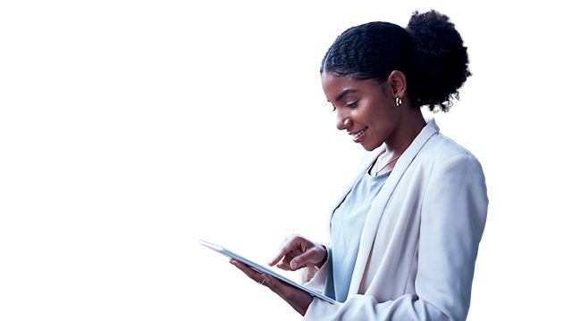 Mulher em pé e usando um tablet ao lado de um mapa digital interno com prédios azuis e uma rota destacada em laranja
