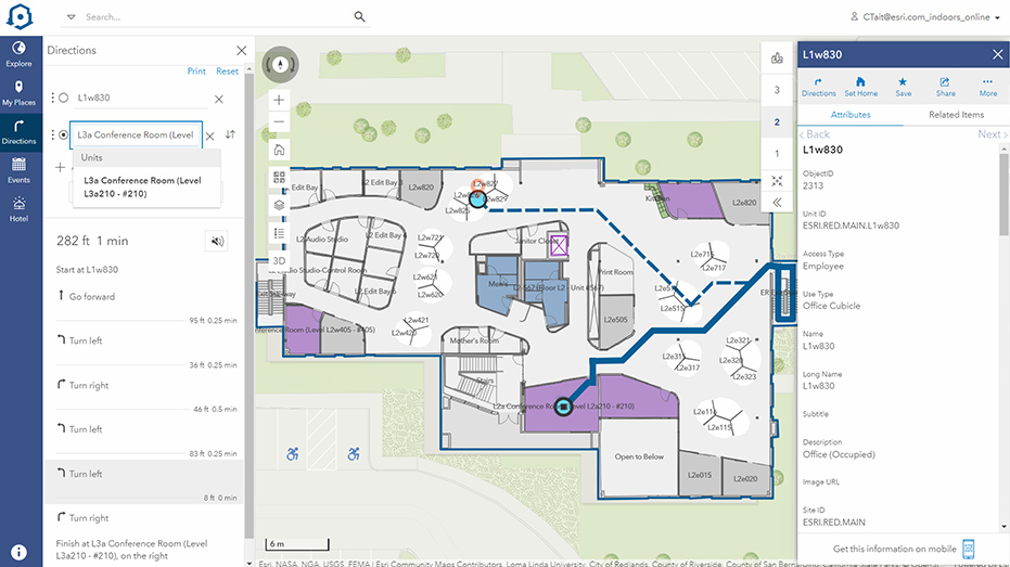 Mapa interno 2D de um prédio de escritórios mostrando escritórios em cinza e uma rota destacada em azul com janelas pop-up e texto