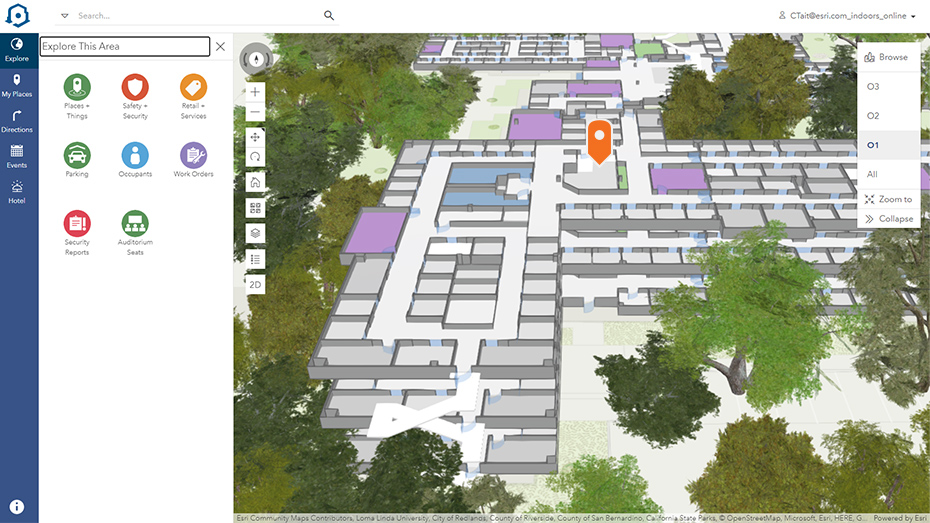 Mapa interno de um campus com áreas destacadas em cinza e azul e uma seta de GPS laranja ao lado de uma janela pop-up de ícones redondos