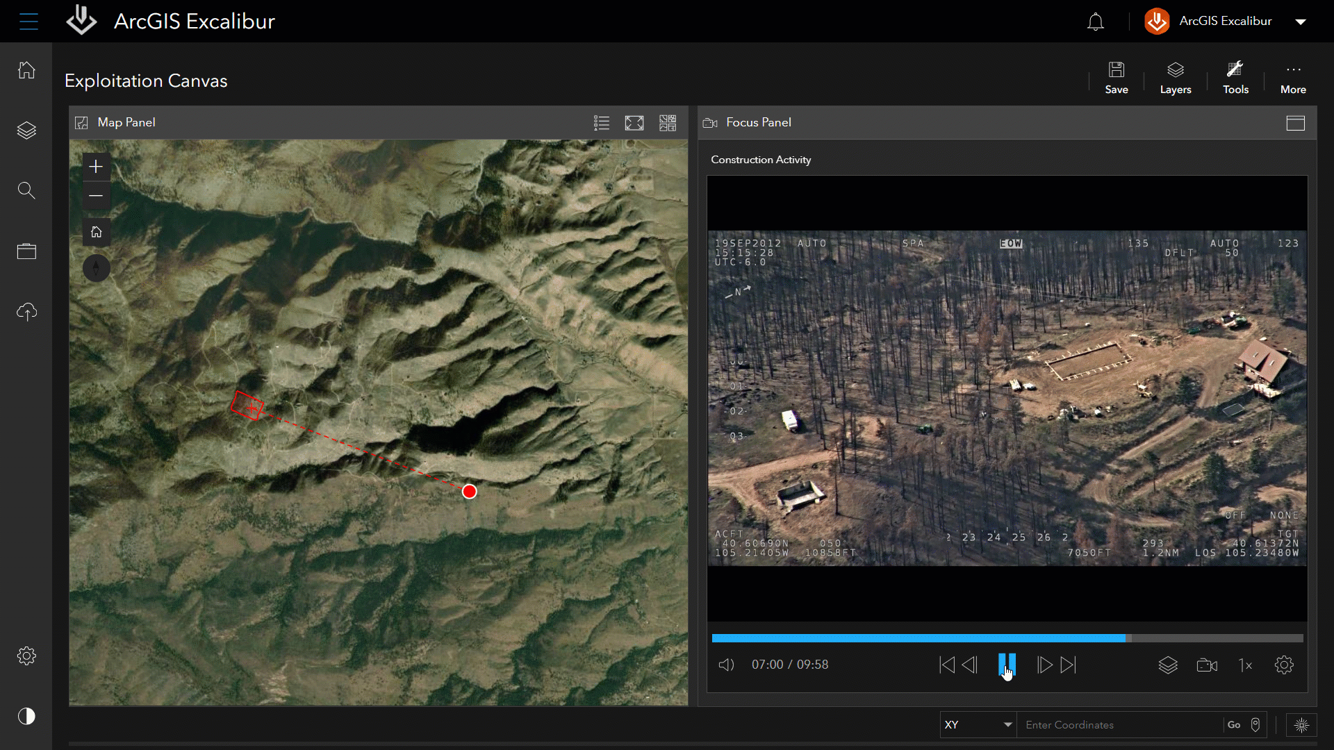Interface do ArcGIS Excalibur apresentando uma imagem de terreno à esquerda e um vídeo em movimento à direita de terreno e árvores