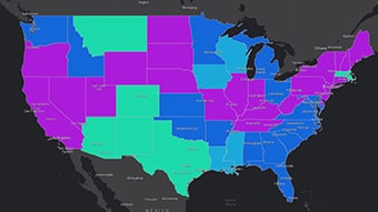 Um mapa escuro dos Estados Unidos com estados coloridos em verde brilhante, roxo, azul claro e azul escuro