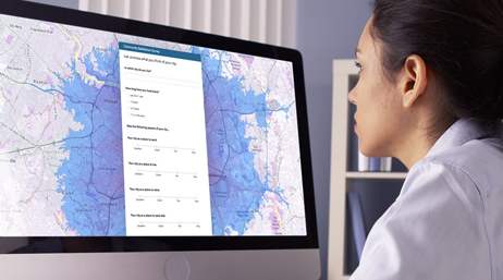 Mulher visualizando um grande mapa em um monitor de computador