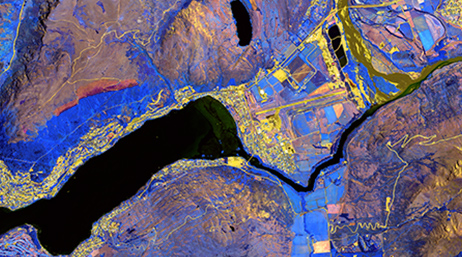 Imagem aérea de satélite de terra e água com áreas e rotas destacadas em amarelo