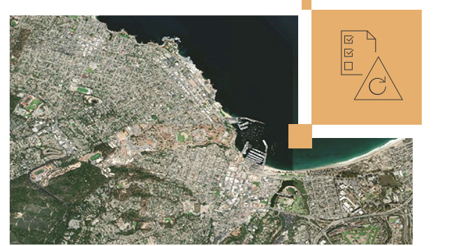 Mapa de satélite de uma cidade com terrenos verdes e edifícios a cinzento e uma pequena imagem de um papel com marcas de verificação