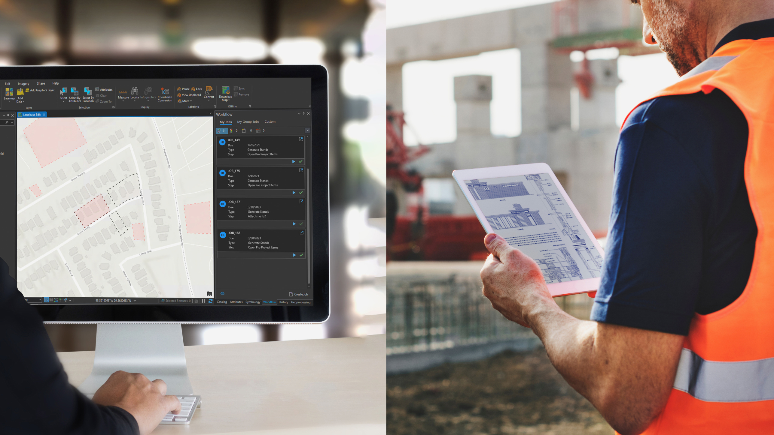 Uma imagem lado a lado de uma pessoa trabalhando em um mapa de lotes em uma área de trabalho e um trabalhador da construção civil em um colete laranja em um tablet