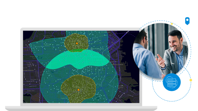 Laptop mostrando mapa da grade de ruas com círculos verdes destacando duas regiões
