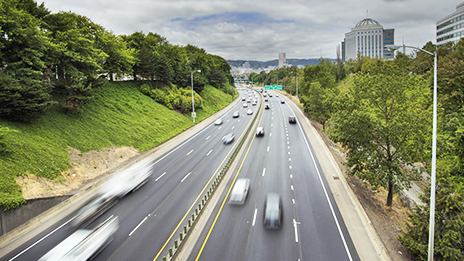 Uma estrada com muitos carros viajando por ela