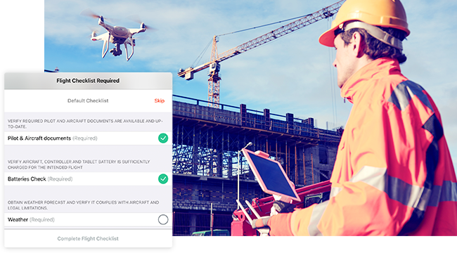 Profissional e drone com capacete laranja voando sobre um canteiro de obras