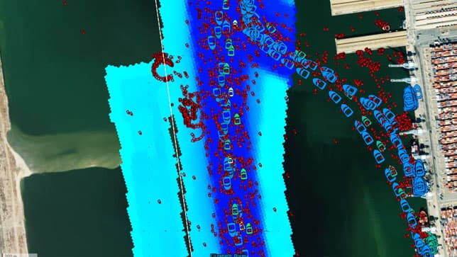 Um mapa de um porto de embarque com ícones de barco e pontos vermelhos que mostram onde a dragagem pode ser necessária
