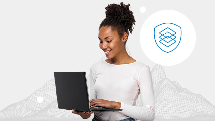 Uma jovem com uma blusa branca digitando em um laptop preto com um ícone inserido de quadrados empilhados
