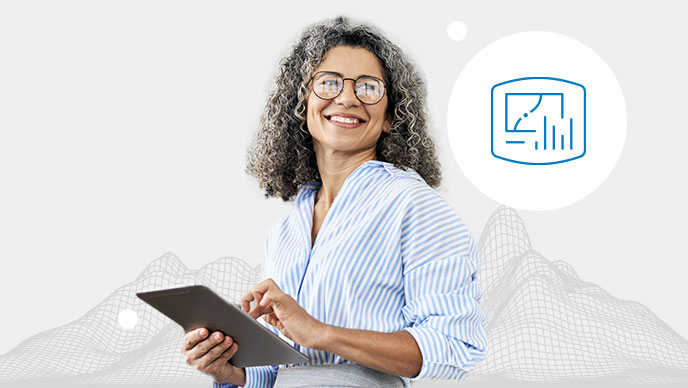 Uma mulher sorridente com uma blusa listrada azul digitando em um tablet com um ícone inserido de um gráfico de barras